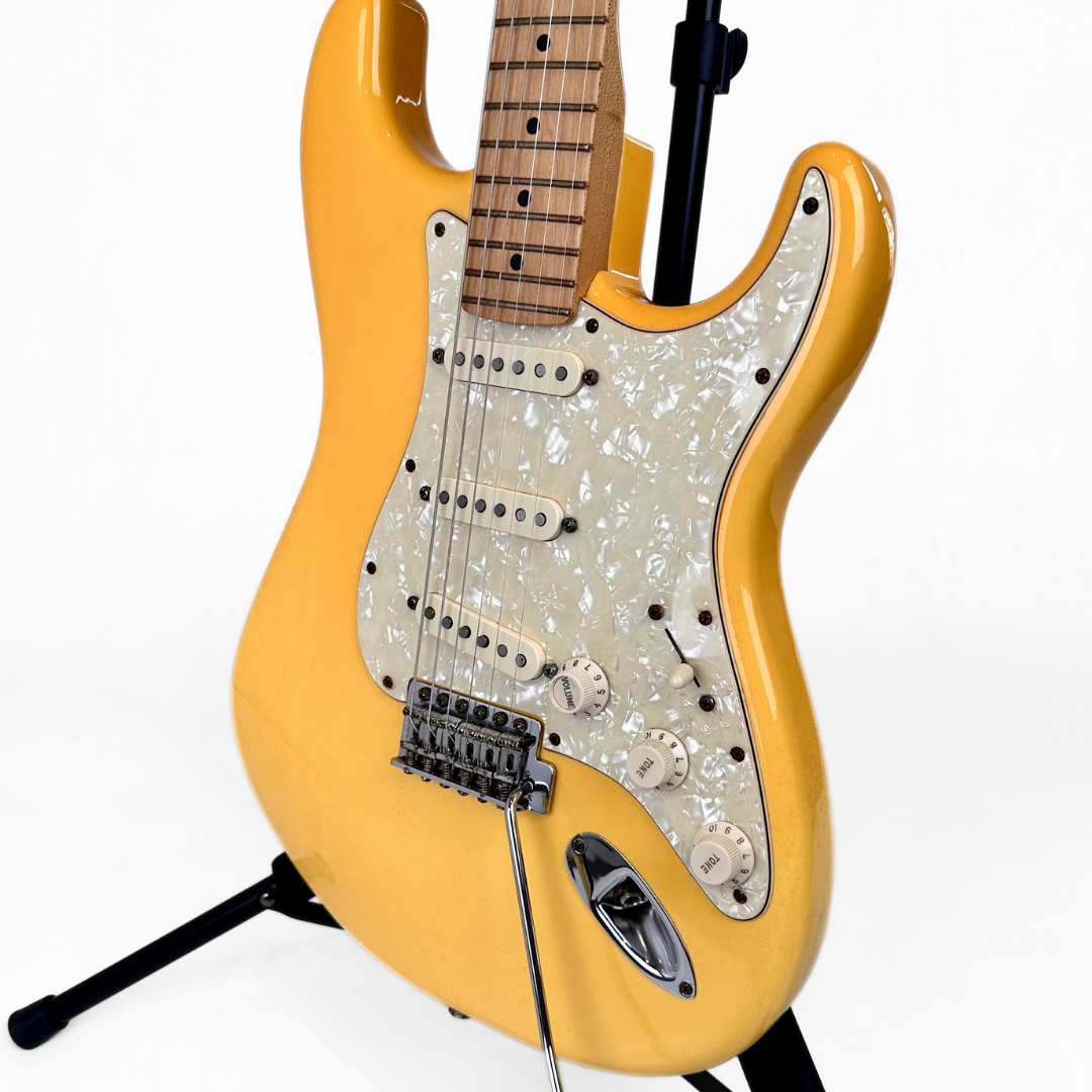 2013 Fender Deluxe Roadhouse Stratocaster Electric Guitar in Metallic Gold