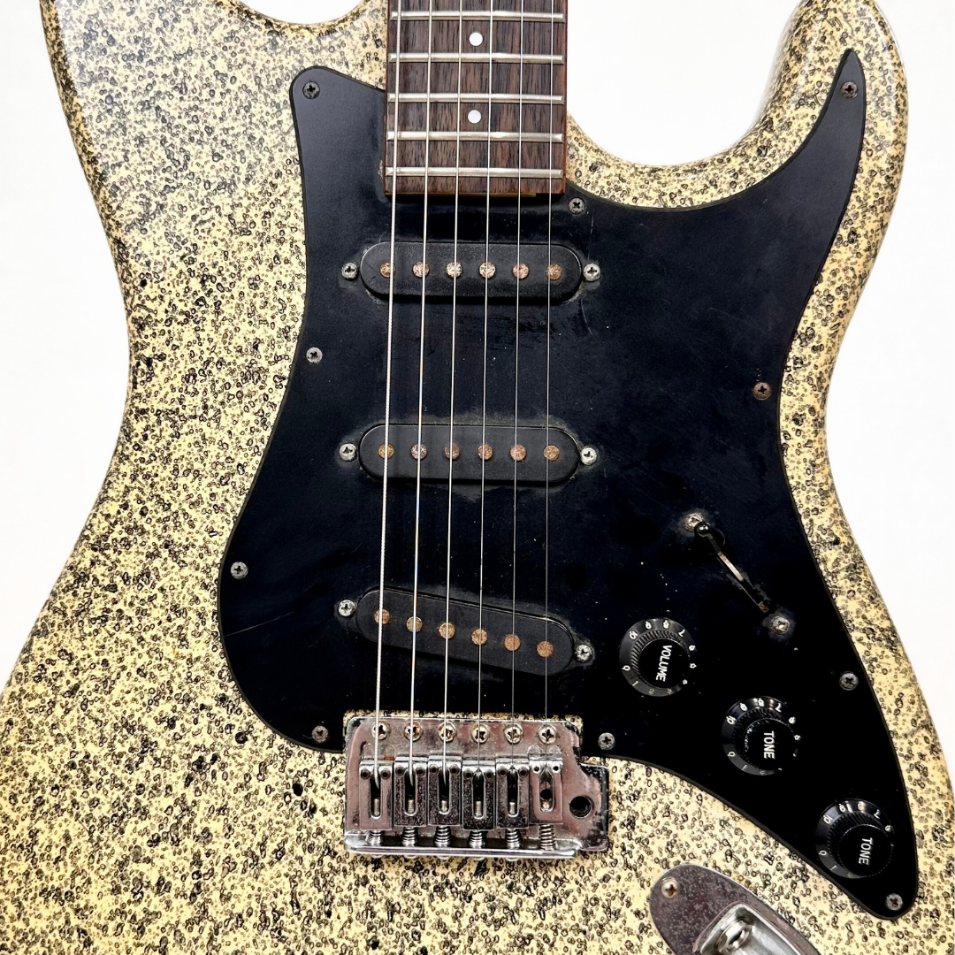 Samick SV-430 SSBK Stratocaster-Style Electric Guitar in Custom Yellow & Black Speckled Finish