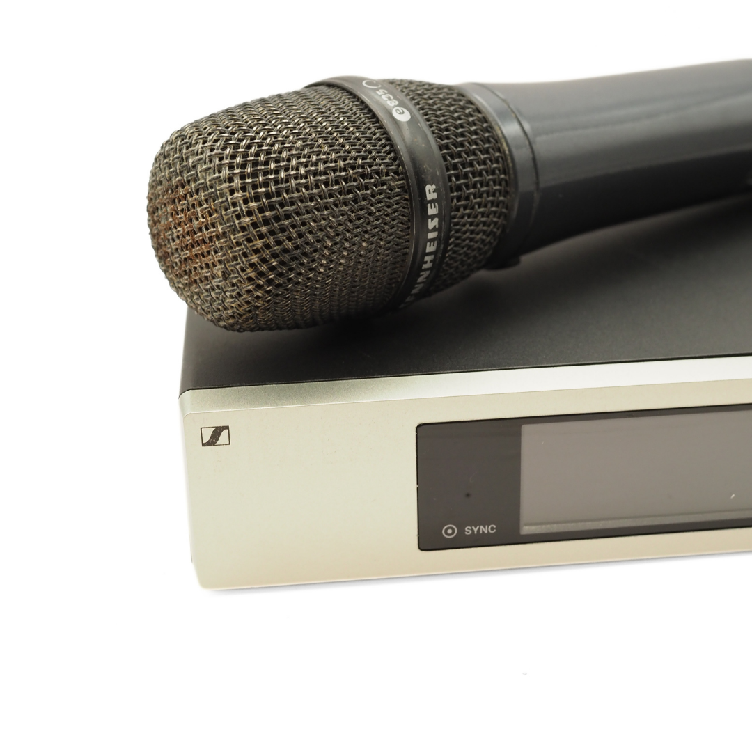 Sennheiser E835 Wireless Dynamic Live Vocal Microphone with EM 100 G4 Wireless UHF True Diversity Rackmount Receiver