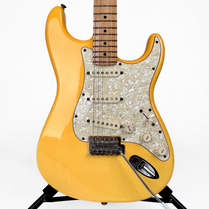 2013 Fender Deluxe Roadhouse Stratocaster Electric Guitar in Metallic Gold