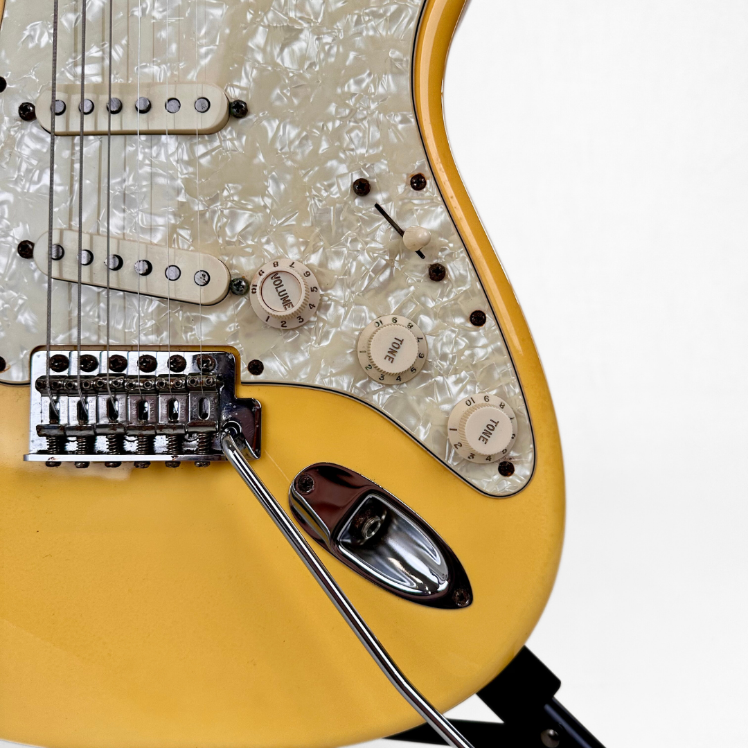 2013 Fender Deluxe Roadhouse Stratocaster Electric Guitar in Metallic Gold