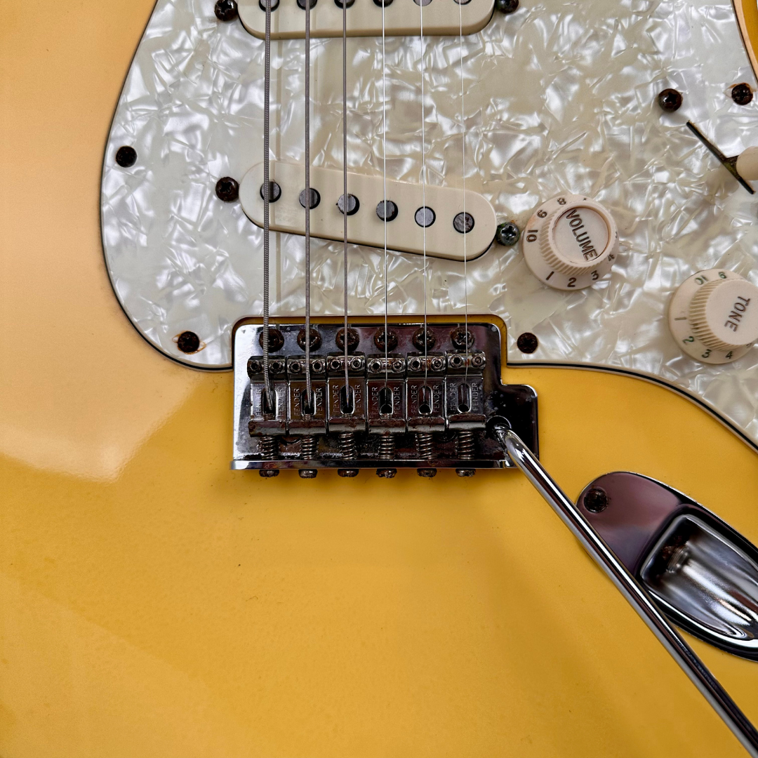 2013 Fender Deluxe Roadhouse Stratocaster Electric Guitar in Metallic Gold