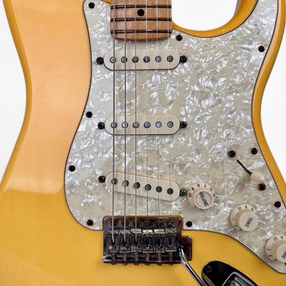 2013 Fender Deluxe Roadhouse Stratocaster Electric Guitar in Metallic Gold