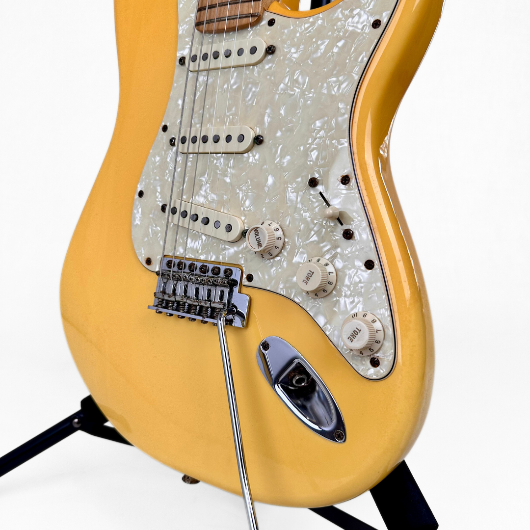2013 Fender Deluxe Roadhouse Stratocaster Electric Guitar in Metallic Gold