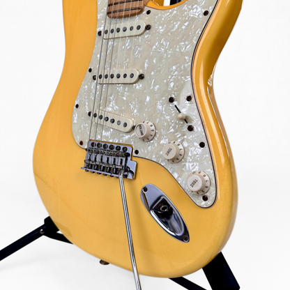 2013 Fender Deluxe Roadhouse Stratocaster Electric Guitar in Metallic Gold