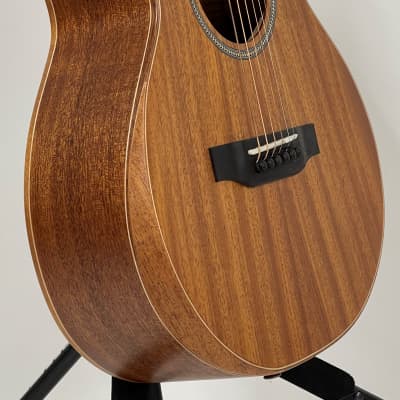 Crafter Grand Mino/Alm Medium Body Acoustic Electric  w/Gigbag