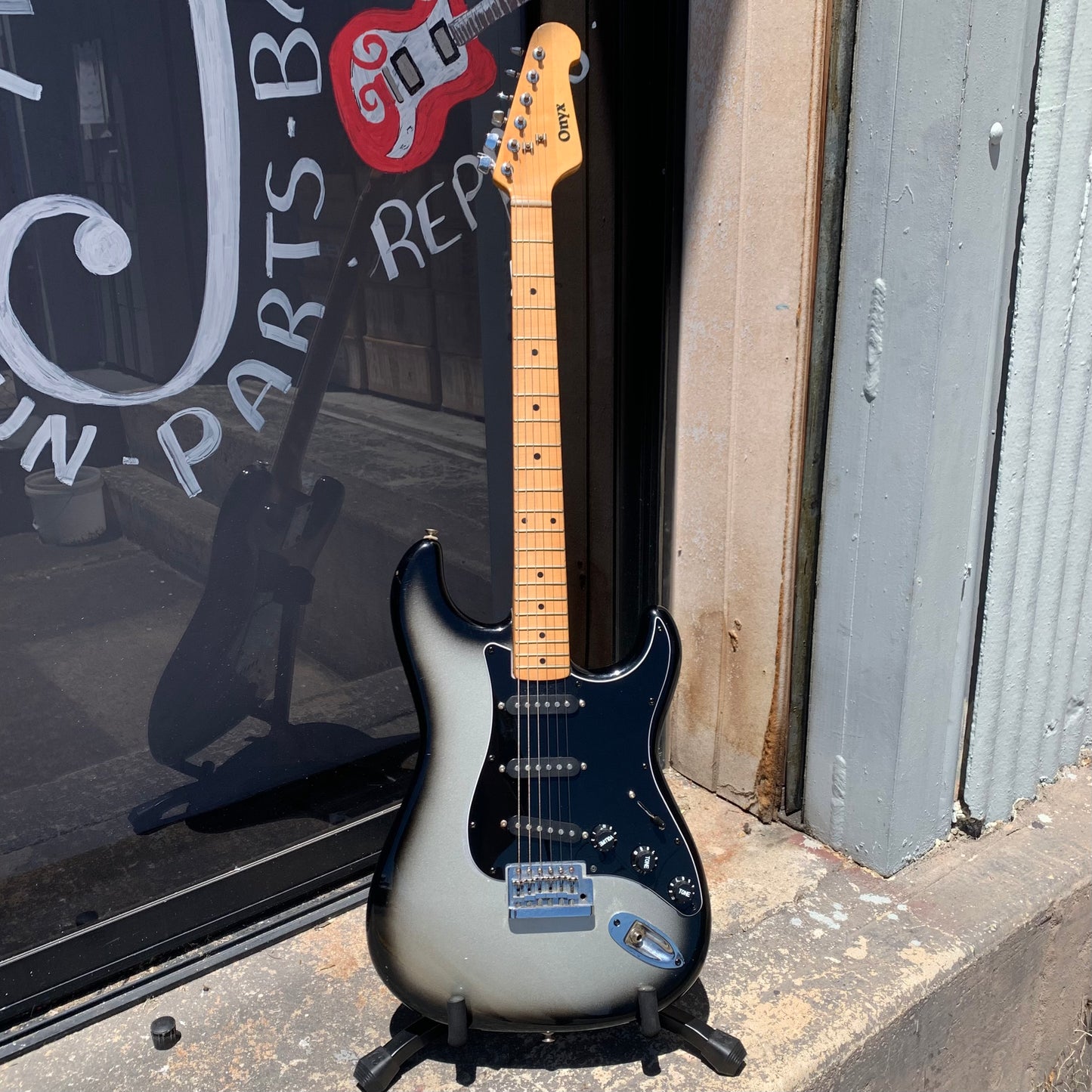 Onyx Stratocaster Style - Black/Grey